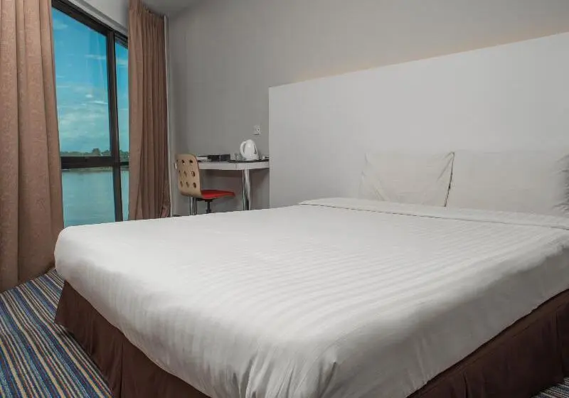 キングサイズベッドのデラックスルーム, Capital O 90083 Riverfront Inn