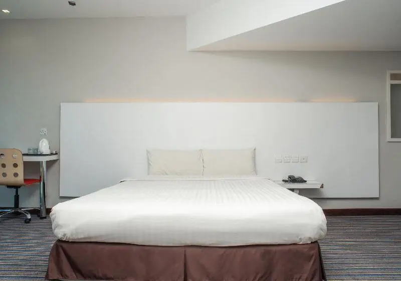 キングサイズベッドのデラックスルーム, Capital O 90083 Riverfront Inn