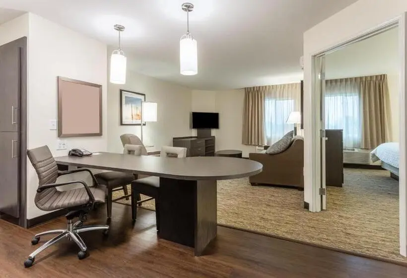 身障者適用キングサイズベッドルーム, Candlewood Suites Davenport, An Ihg