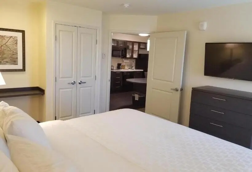 身障者適用キングサイズベッドルーム, Candlewood Suites Davenport, An Ihg