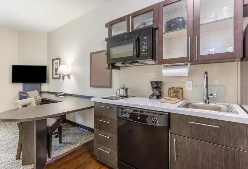 キングサイドベッドのスタンダードワンルーム, Candlewood Suites Davenport, An Ihg