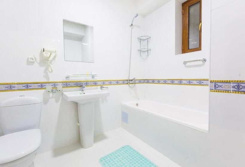 标准三人间, Basilic Boutique