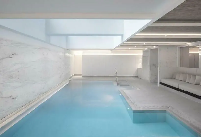 キングサイズベッドのスーペリアルーム, Four Seasons Hotel Montreal