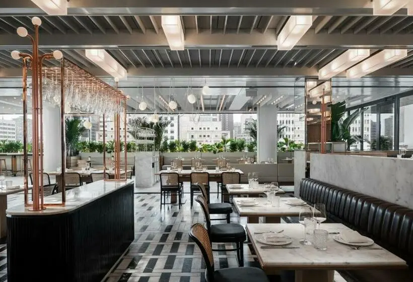 キングサイズベッドのデラックスルーム, Four Seasons Hotel Montreal