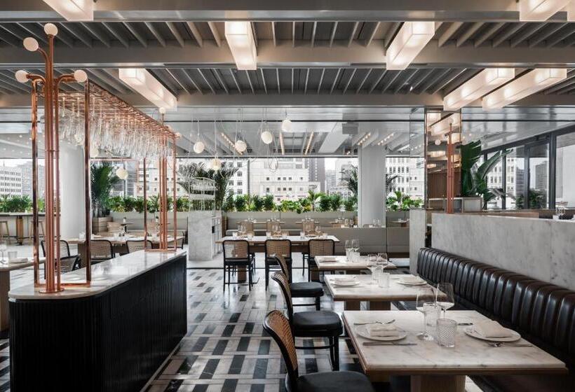 Номер Deluxe, Four Seasons Hotel Montreal