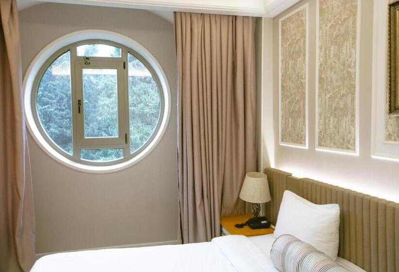 اتاق لوکس با تخت بزرگ, Theatrum Hotel Baku