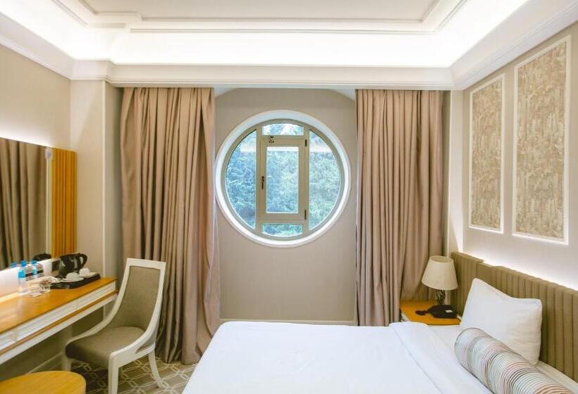 اتاق لوکس با تخت بزرگ, Theatrum Hotel Baku