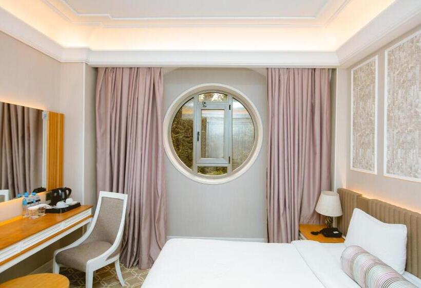 اتاق لوکس با تخت بزرگ, Theatrum Hotel Baku