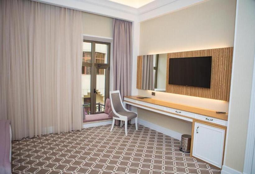 اتاق لوکس با تخت بزرگ, Theatrum Hotel Baku