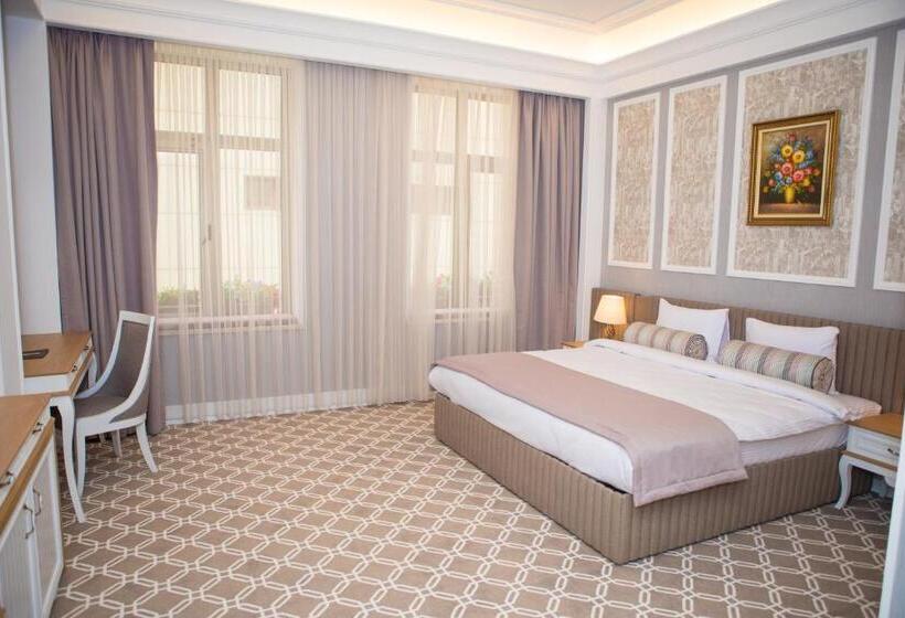 اتاق لوکس با تخت بزرگ, Theatrum Hotel Baku