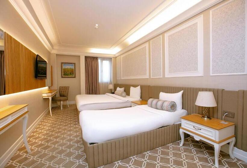 سوییت جونیور, Theatrum Hotel Baku