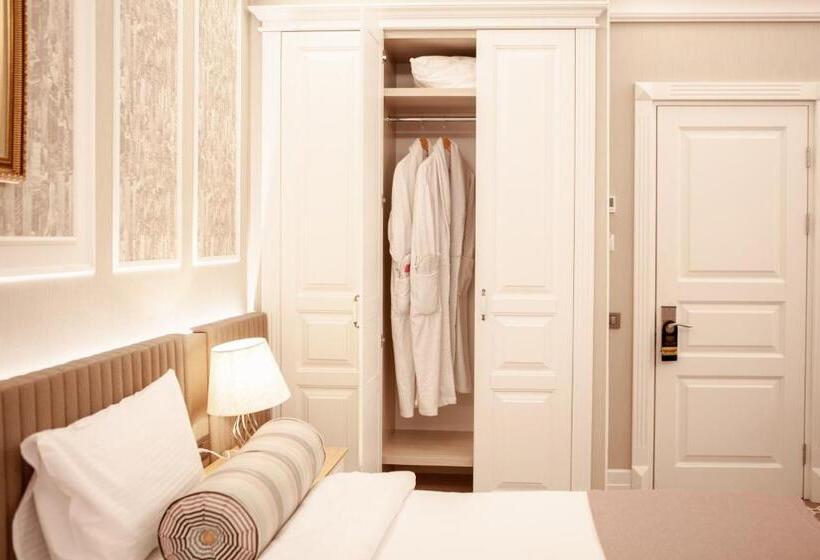 سوییت جونیور, Theatrum Hotel Baku