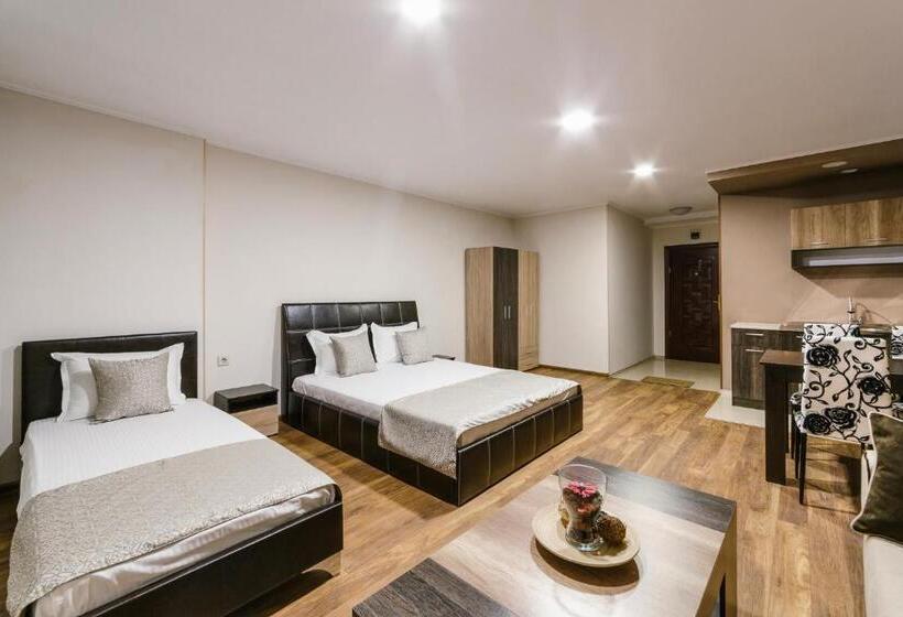 スタンダードスタジオ, Family Hotel Ring & Thermal