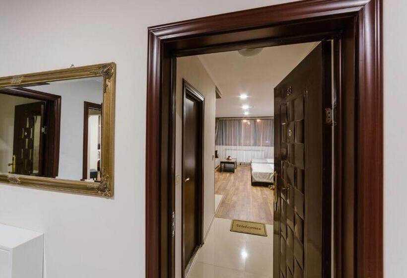 استودیوی استاندارد, Family Hotel Ring & Thermal