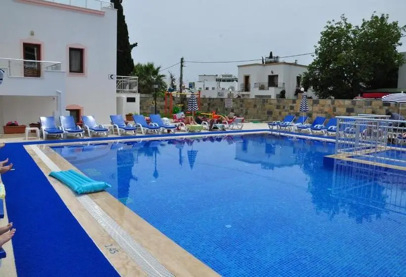 Standard Neljän Hengen Huone, Water Garden Apart Otel