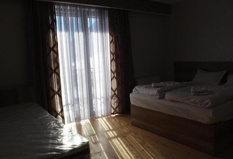 バルコニー付きスタンダードトリプルルーム, Ketino S Home