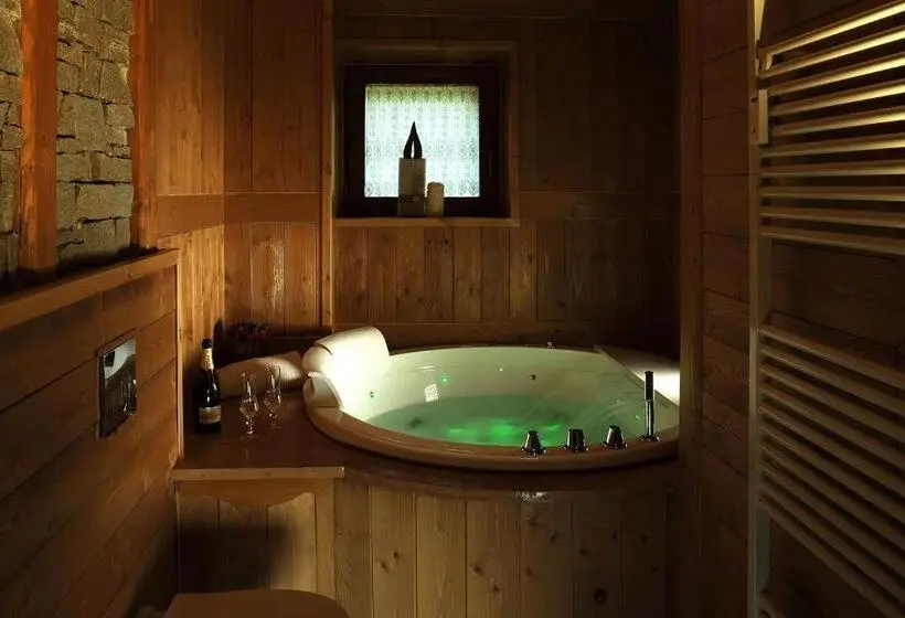 سوئیت با تخت بزرگ, Aparthotel Foyer D Antan Suite Con Caminetto Hammam O Vasca Idromassaggio