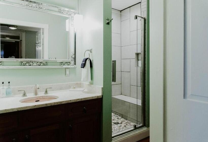 带大床的豪华间, Georges On York B&b