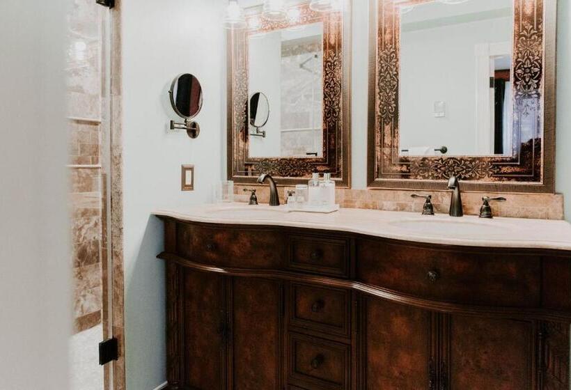 带大床的高级房间, Georges On York B&b