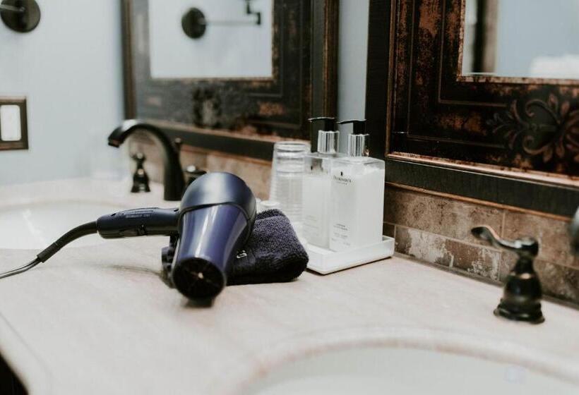 带大床的高级房间, Georges On York B&b