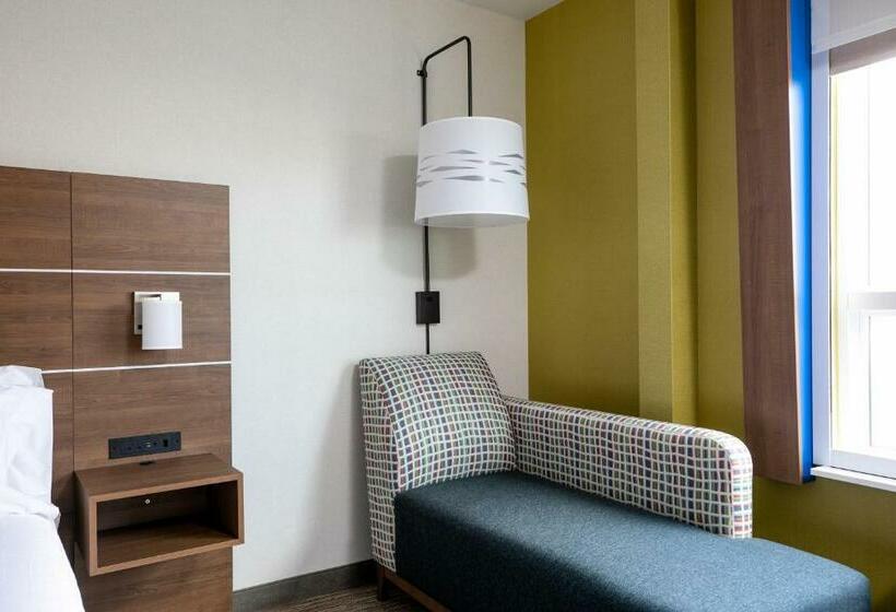 身障者適用キングサイズベッドルーム, Holiday Inn Express   Lethbridge Southeast, An Ihg