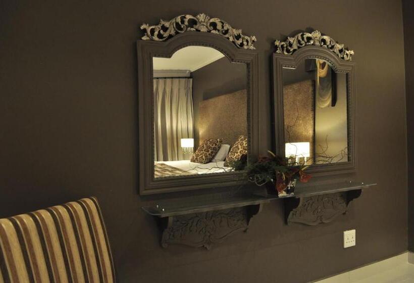 Номер Superior Вид на Бассейн, House And Heart Guest House