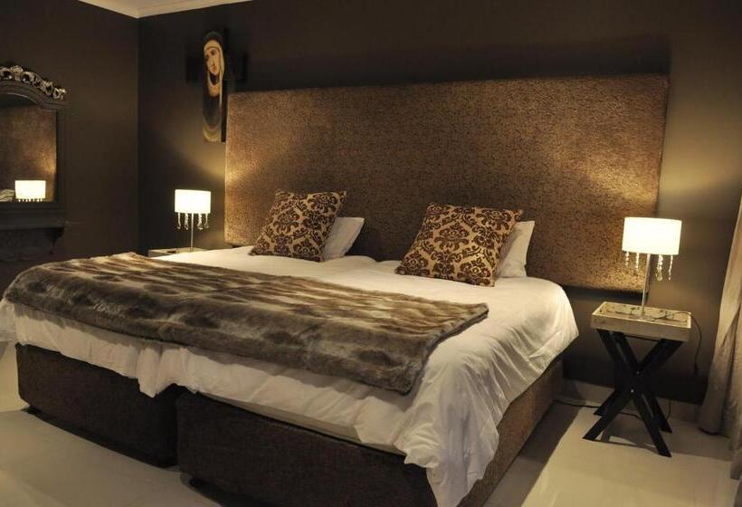 プールの見えるスーペリアルーム, House And Heart Guest House