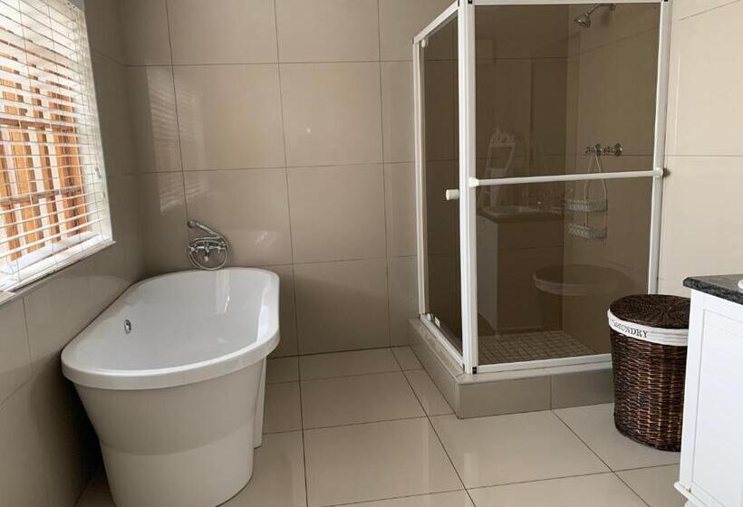 プールの見えるデラックスルーム, House And Heart Guest House