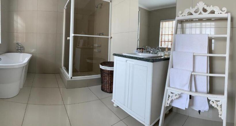 プールの見えるデラックスルーム, House And Heart Guest House