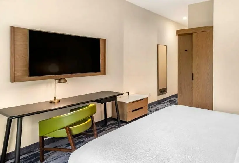 キングサイズベッドのスタンダードルーム, Fairfield Inn & Suites By Marriott Helen