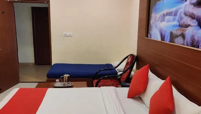 Chambre Triple Deluxe, Kumaran Millenium Residency