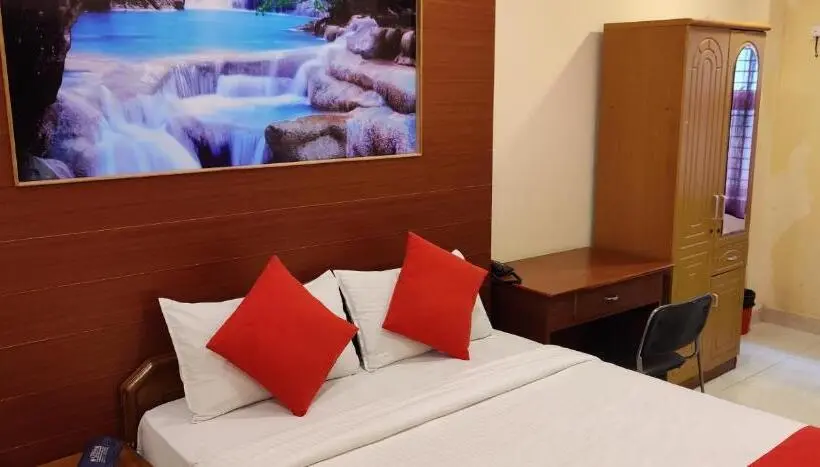 Chambre Triple Deluxe, Kumaran Millenium Residency