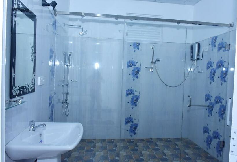 Perhehuone, La Casa Safari Resort