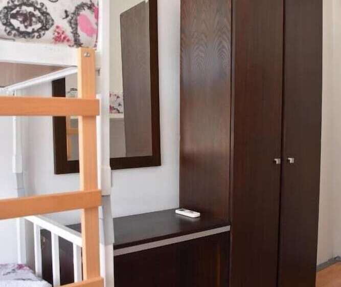 تختخواب در اتاق مشترک, Exit Labirint Centar