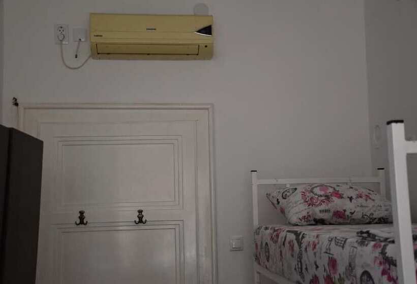 تختخواب در اتاق مشترک, Exit Labirint Centar