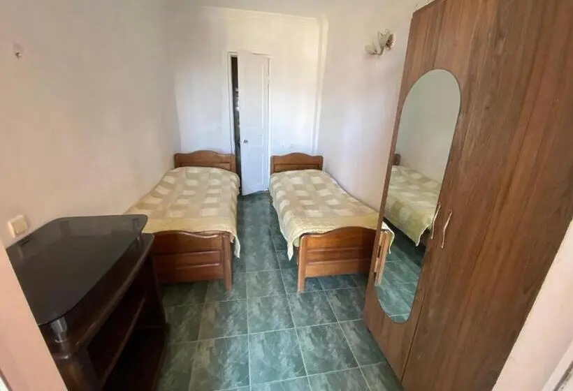اتاق اکونومی, Lambada House