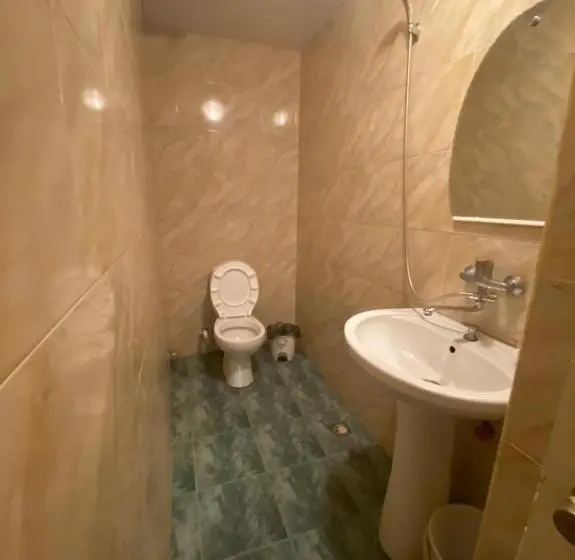 اتاق خانوادگی با چشم‌انداز دریا, Lambada House
