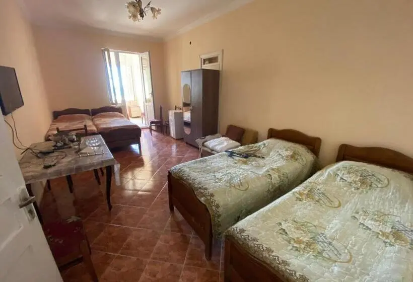 اتاق خانوادگی با چشم‌انداز دریا, Lambada House