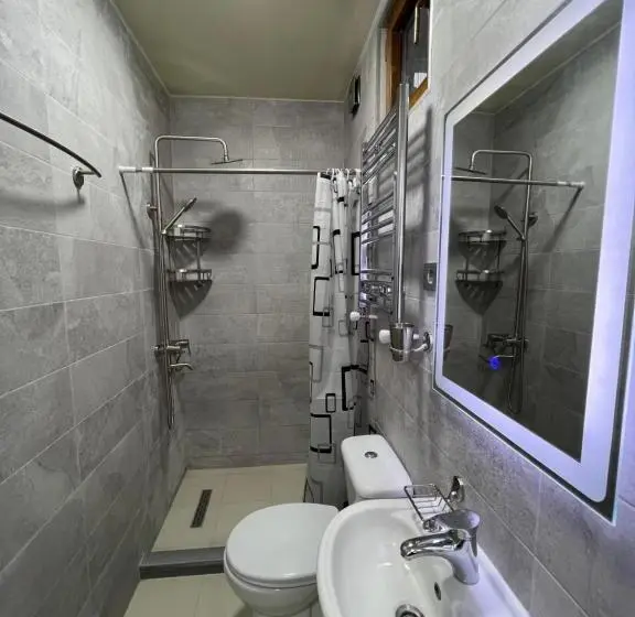 اتاق لوکس سه تخته, Lambada House
