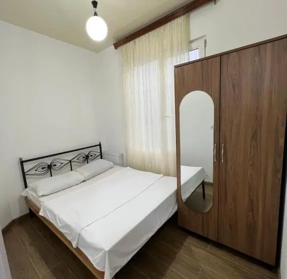 اتاق لوکس سه تخته, Lambada House