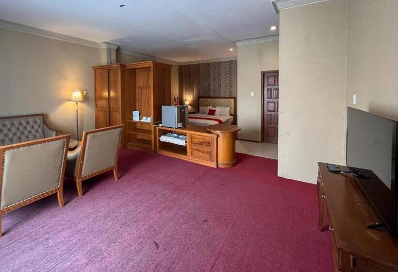 이그제큐티브 트리플, Capital O Mutiara Hijau