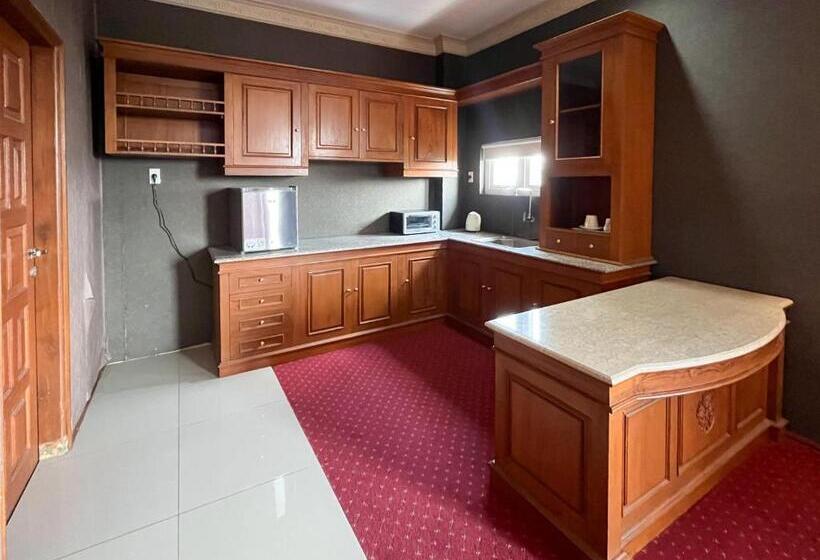 行政三人间, Capital O Mutiara Hijau