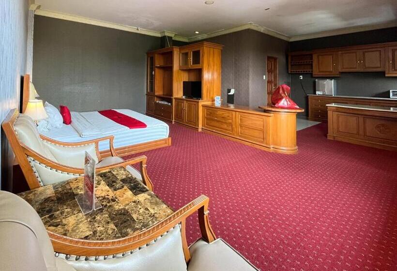 이그제큐티브 트리플, Capital O Mutiara Hijau