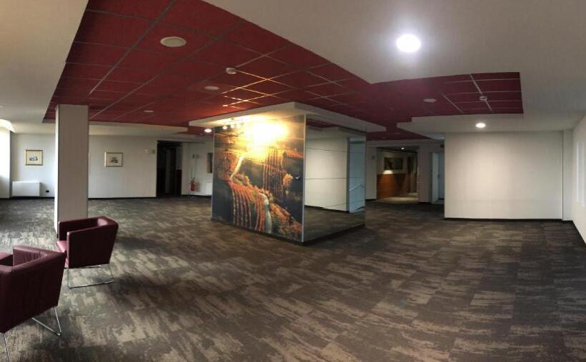 デラックスルーム, Casta