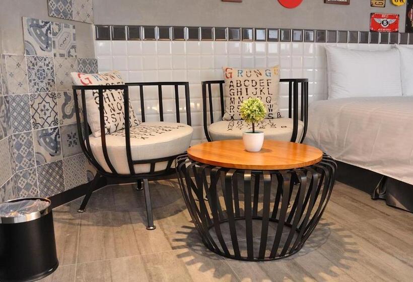 اتاق لوکس سه تخته, K