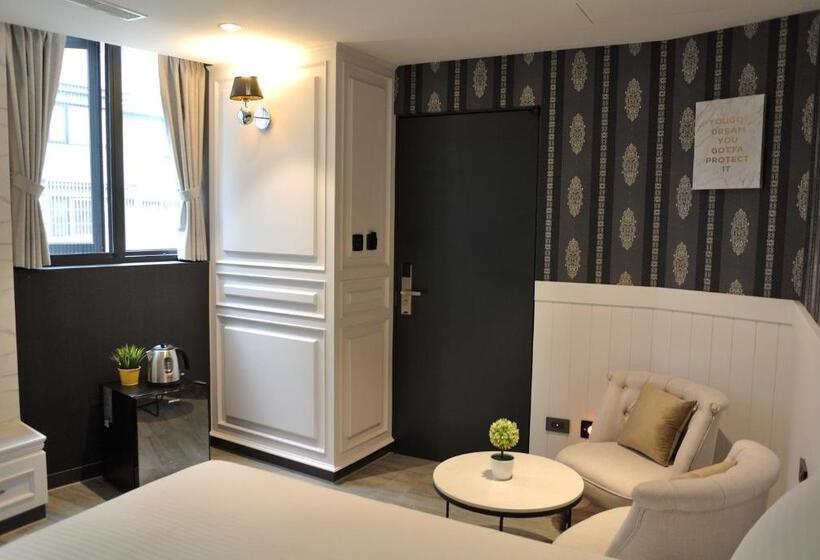 اتاق لوکس سه تخته, K