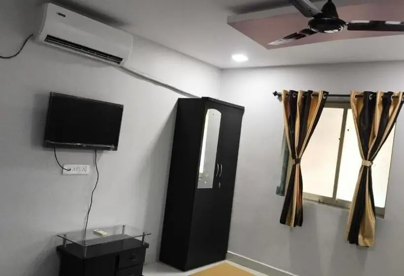 Deluxe Zimmer, Radhakrishna