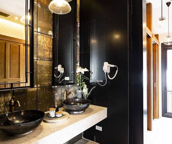 Кровать в Общей Комнате, Khunluang Hostel