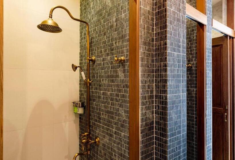 Кровать в Общей Комнате, Khunluang Hostel