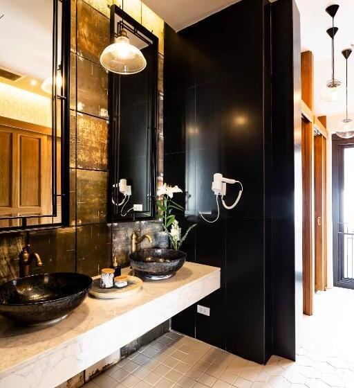 Кровать в Общей Комнате, Khunluang Hostel